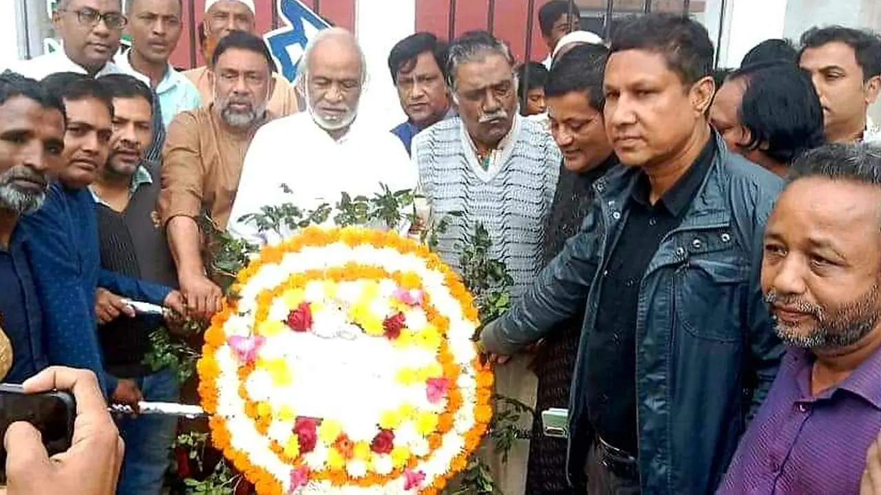 পলাশে ভাষা শহীদদের প্রতি ড. মঈন খানের শ্রদ্ধা। ছবি : কালবেলা