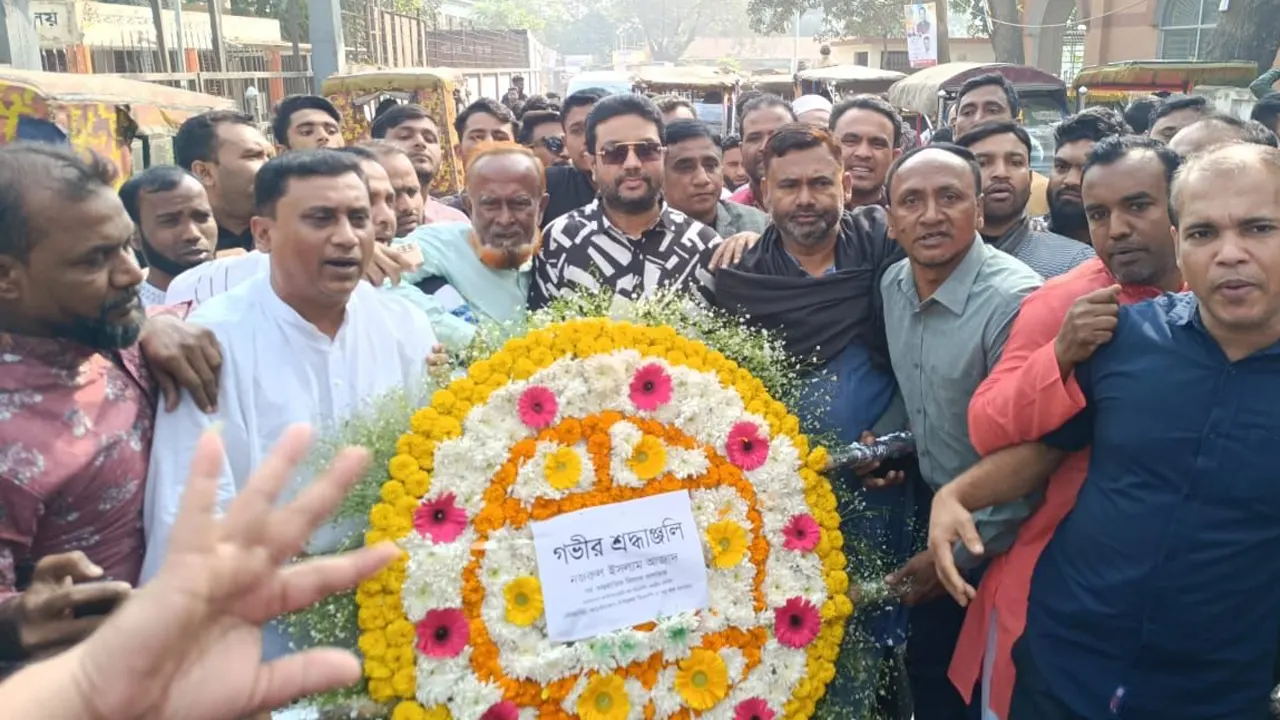 আড়াইহাজারে শহীদ মিনারে বিএনপি নেতা আজাদের নেতৃত্বে শ্রদ্ধা। ছবি : কালবেলা