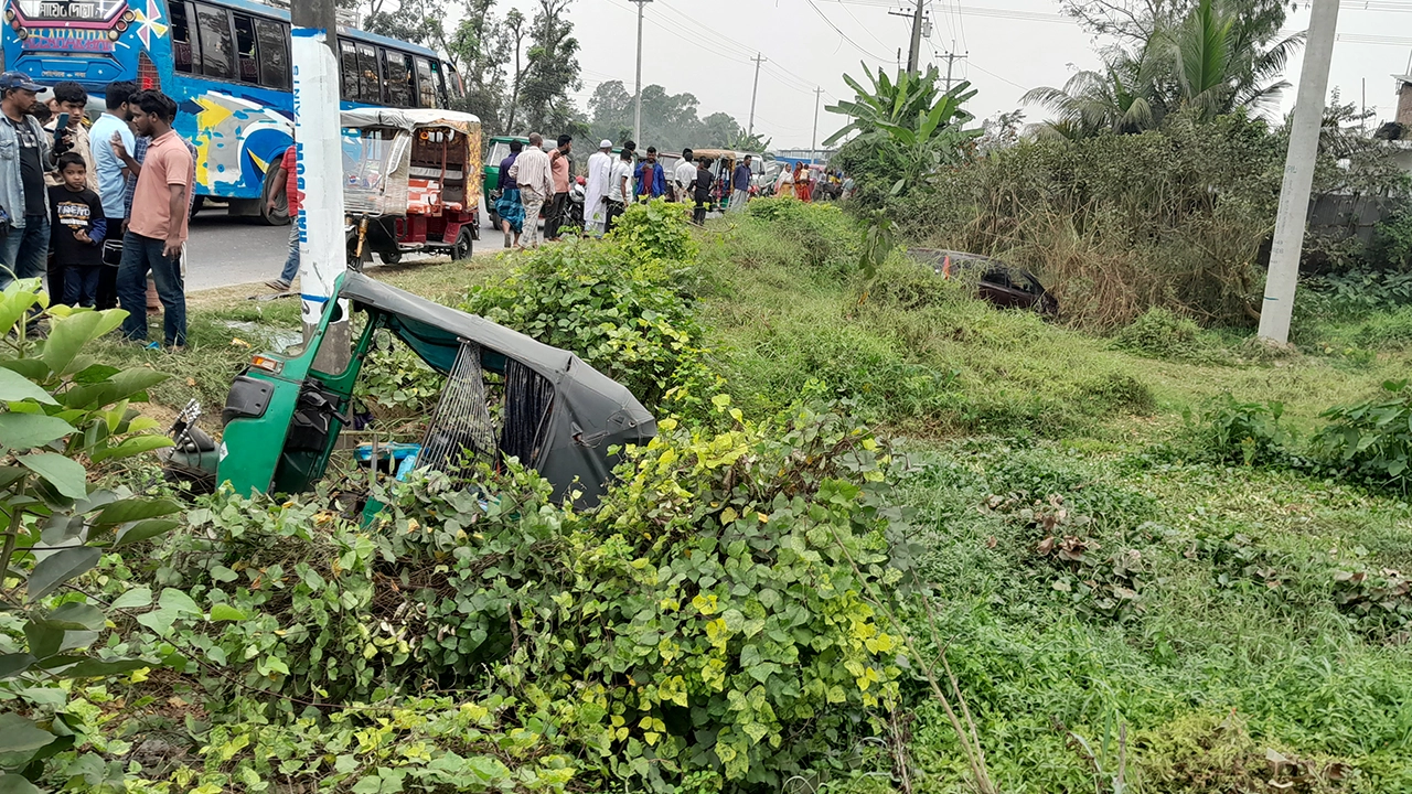 দুর্ঘটনাকবলিত অটোরিকশা। ছবি : কালবেলা