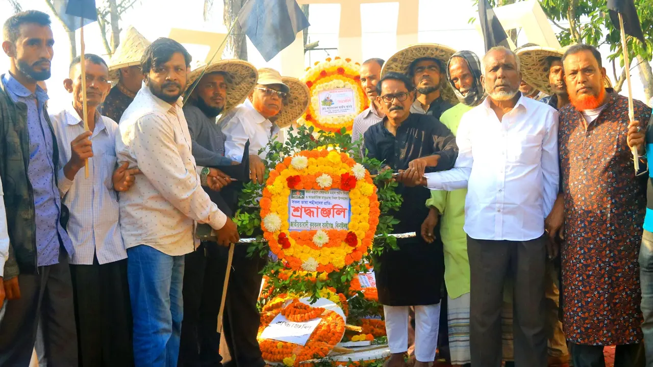 ২১ ফেব্রুয়ারি ভোরে সরকারি মাহাতাব উদ্দিন কলেজের শহীদ মিনারে শ্রদ্ধা নিবেদন করেন কালীগঞ্জ স্বেচ্ছাসেবক দলের নেতৃবৃন্দ। ছবি : কালবেলা