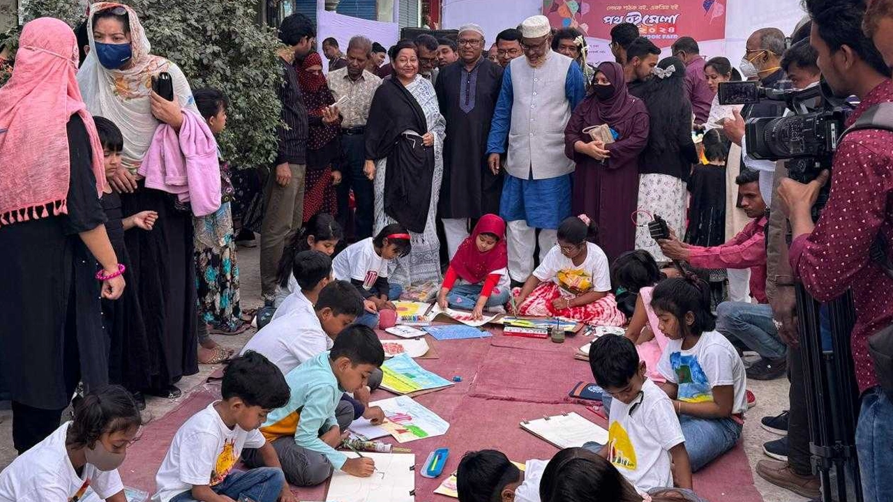 পথ বইমেলায় শিশুদের চিত্রাংকন প্রতিযোগিতা। ছবি : কালবেলা
