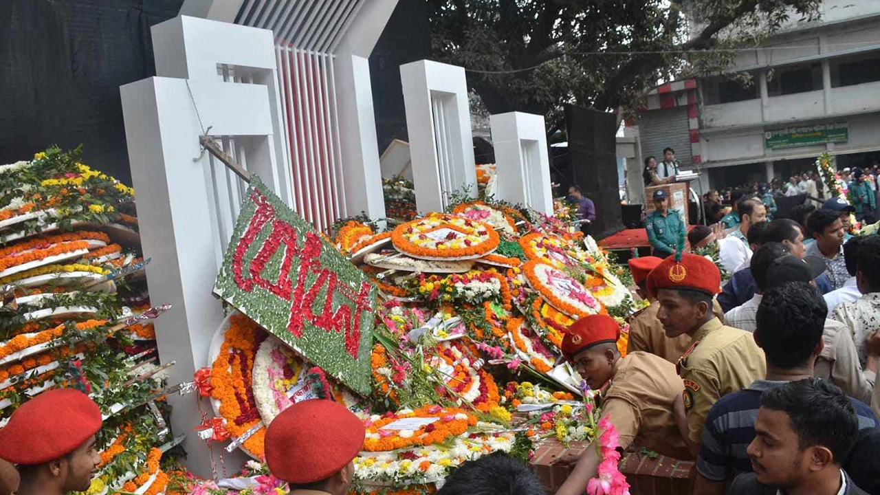 চট্টগ্রামে ফুলেল শ্রদ্ধায় শহীদদের স্মরণ। ছবি : কালবেলা