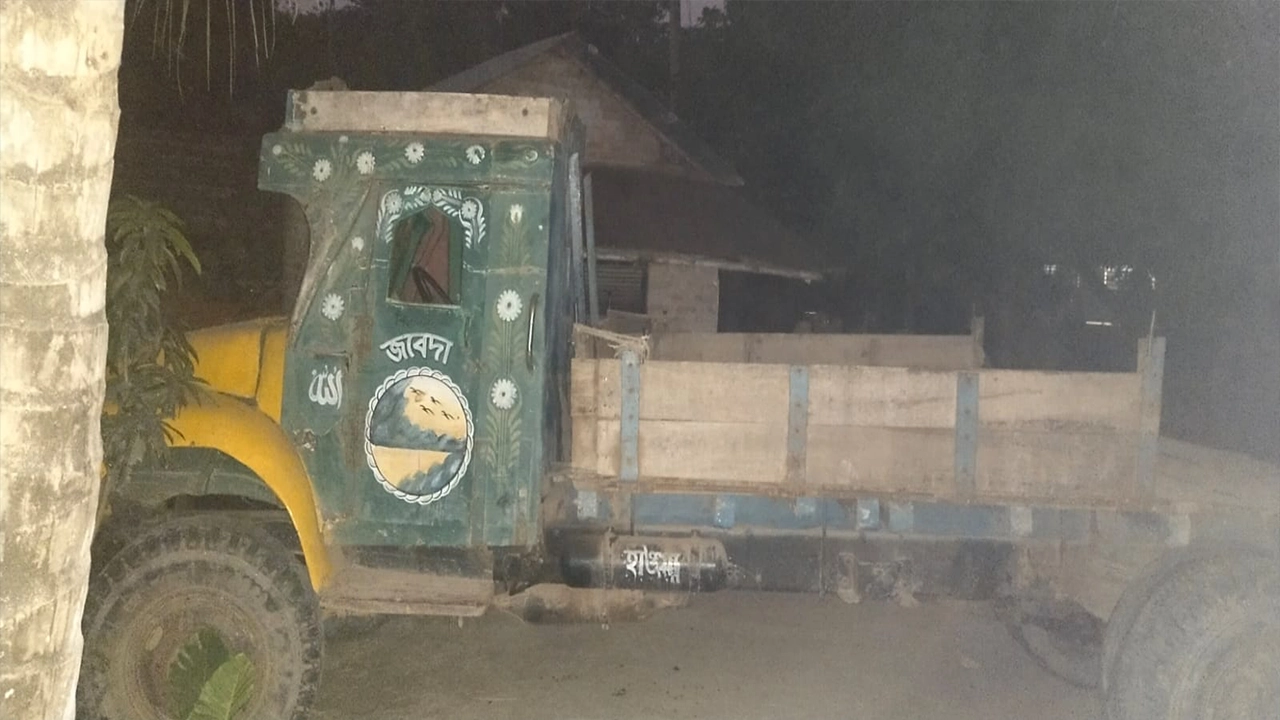 ঘাতক ট্রাক। ছবি : কালবেলা