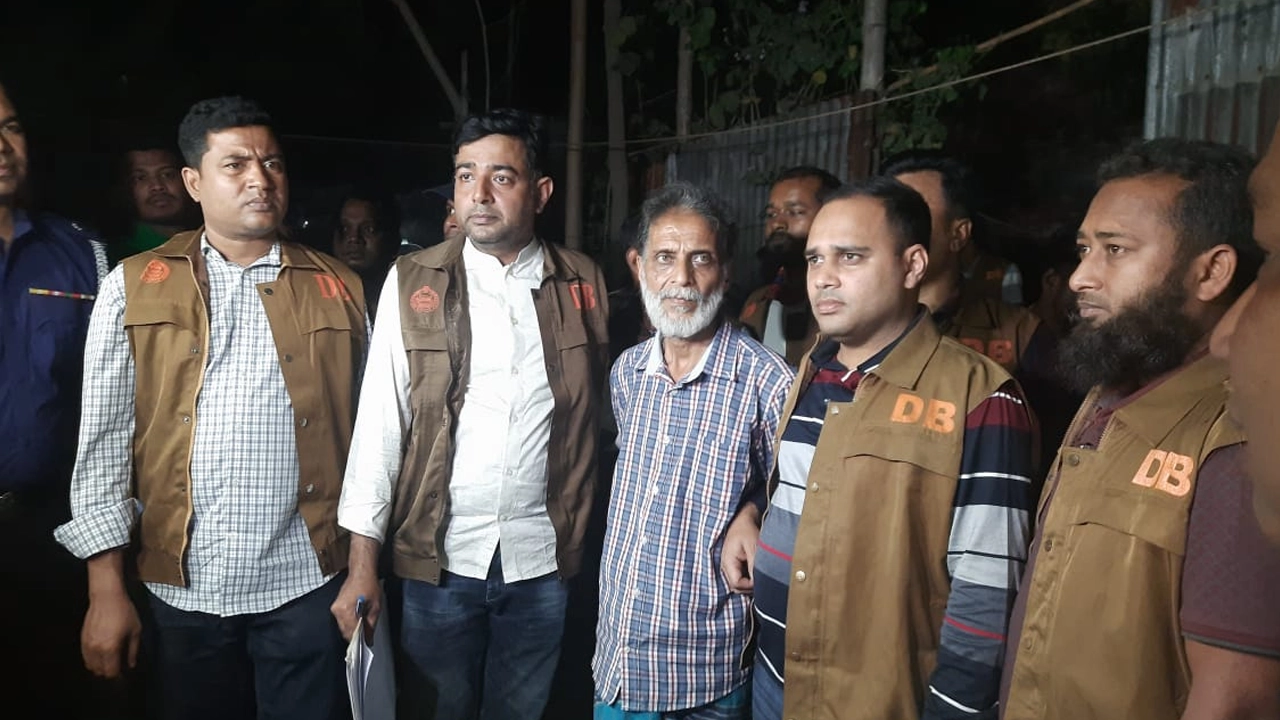 ডিবির হাতে আটককৃত অস্ত্র তৈরির কারিগর। ছবি : কালবেলা