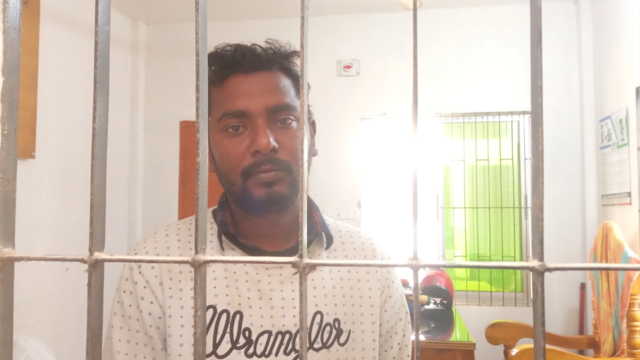 আটক আ.লীগ কর্মী পারভেজ মিয়া। ছবি : কালবেলা