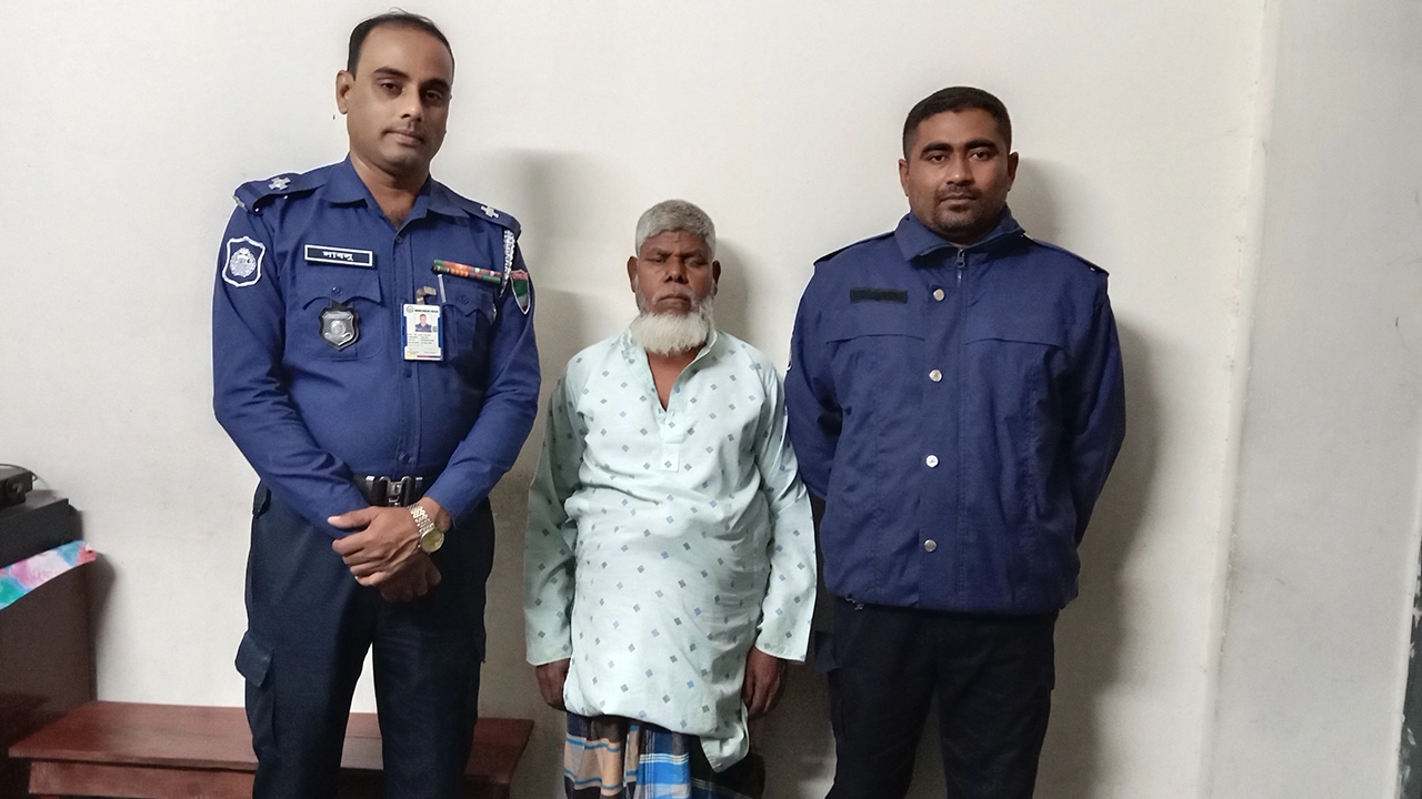 অভিযুক্ত আব্দুল মাজিদকে গ্রেপ্তার করে পুলিশ। ছবি : কালবেলা