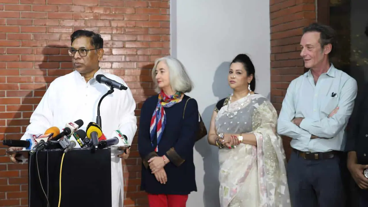বুধবার কেরানীগঞ্জের জিনজিরায় সাংস্কৃতিক প্রদর্শনীর উদ্বোধন করেন ঢাকায় নিযুক্ত ফ্রান্সের রাষ্ট্রদূত ম্যারি মাসদুপুঁই এবং বিদ্যুৎ, জ্বালানি ও খনিজসম্পদ মন্ত্রণালয়ের প্রতিমন্ত্রী নসরুল হামিদ। ছবি : কালবেলা