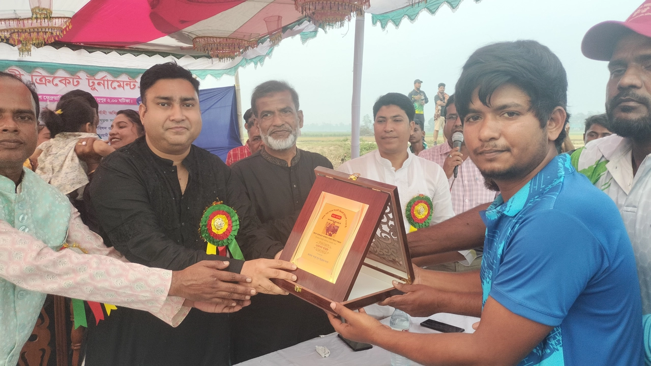 ধামরাইয়ের কামারপাড়ায় মাদকবিরোধী ক্রিকেট টুর্নামেন্টে অনুষ্ঠিত। ছবি : কালবেলা