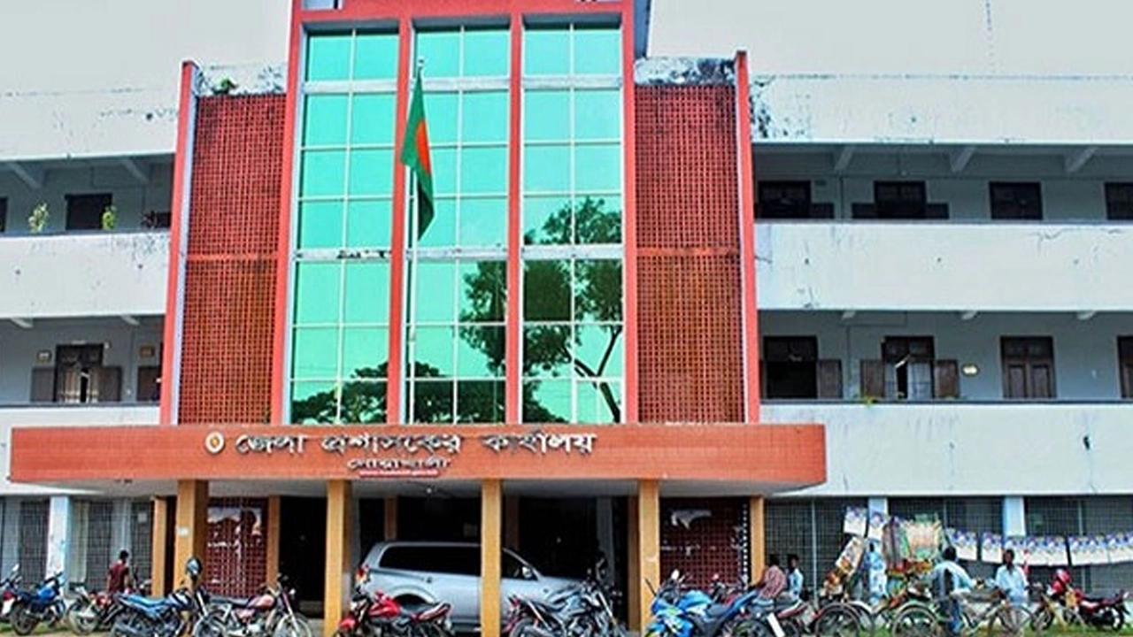 জেলা প্রশাসকের কার্যালয় নোয়াখালী। পুরোনো ছবি