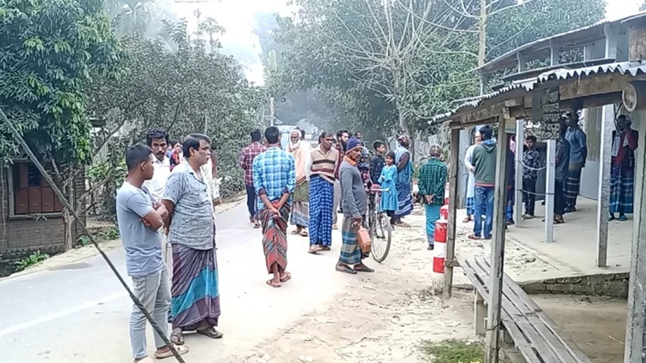 ঘটনাস্থলে উৎসুক জনতার ভিড়। ছবি : সংগৃহীত