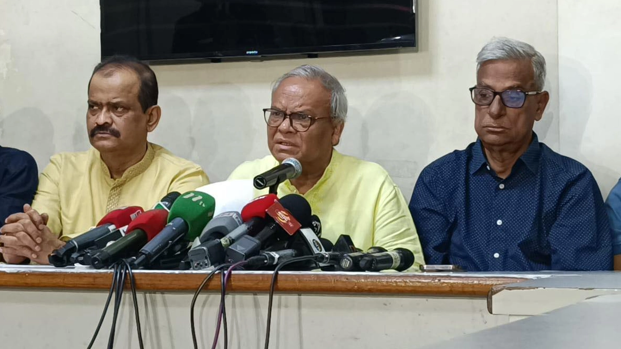 নয়াপল্টনে বিএনপির কেন্দ্রীয় কার্যালয়ে সংবাদ সম্মেলন করেন রুহুল কবির রিজভী। ছবি : কালবেলা
