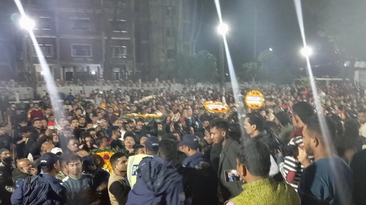 মৌলভীবাজারে শহীদ মিনারে পুলিশ, ছাত্রলীগ ও যুবলীগের বাদানুবাদ। ছবি : কালবেলা