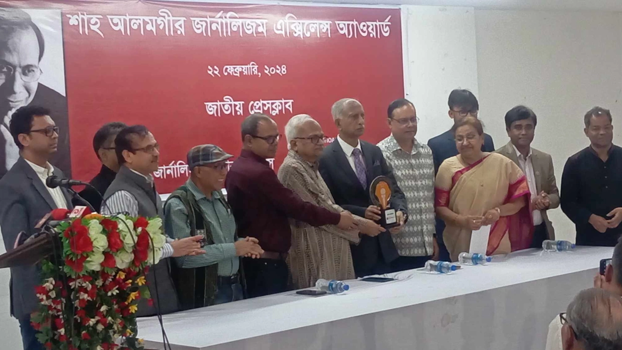 শাহ আলমগীর জার্নালিজম এক্সিলেন্স অ্যাওয়ার্ড পেয়েছেন আবুল মোমেন। ছবি : কালবেলা