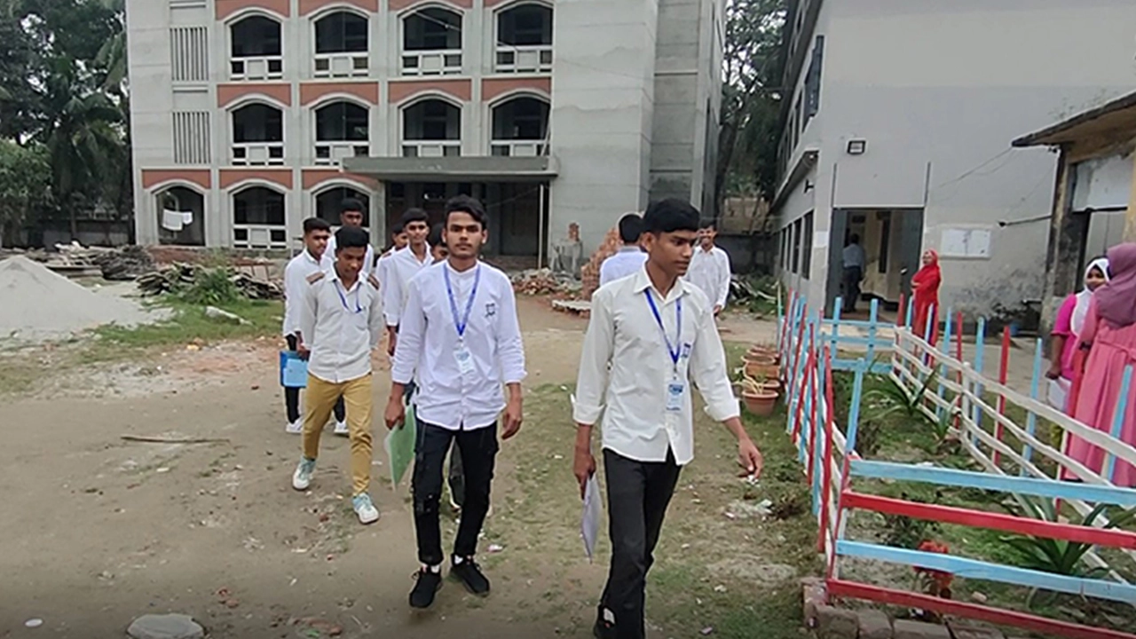 পরীক্ষাকেন্দ্রে শোকাহত দুই ভাই। ছবি : কালবেলা