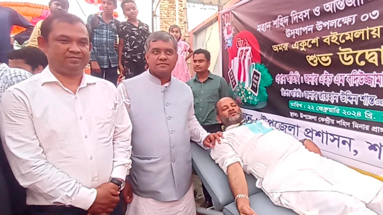 শরণখোলায় বৃহস্পতিবার রক্তদান কর্মসূচির উদ্বোধন করেন সংসদ সদস্য বদিউজ্জামান সোহাগ। ছবি : কালবেলা