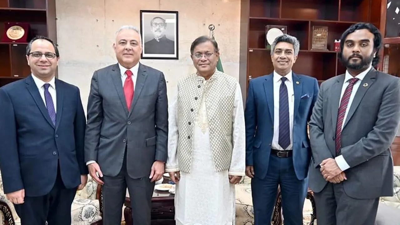 পররাষ্ট্রমন্ত্রী ড. হাছান মাহমুদের সঙ্গে মিসরের রাষ্ট্রদূত ওমর মহিম এলদিন আহমেদ ফাহমির সাক্ষাৎ। ছবি : সংগৃহীত