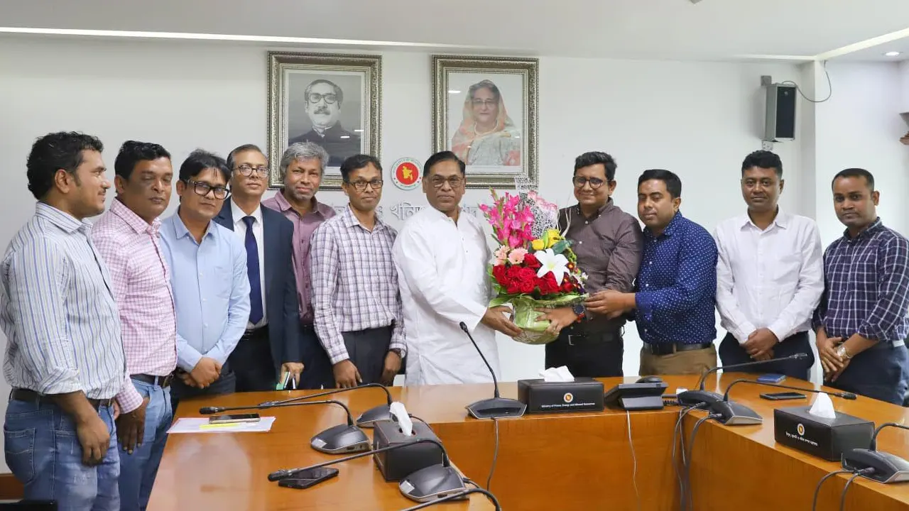 বৃহস্পতিবার সচিবালয়ে এফইআরবি’র নবনির্বাচিত কমিটি বিদ্যুৎ, জ্বালানি ও খনিজসম্পদ প্রতিমন্ত্রী নসরুল হামিদের সঙ্গে সাক্ষাৎ করেন। ছবি : কালবেলা