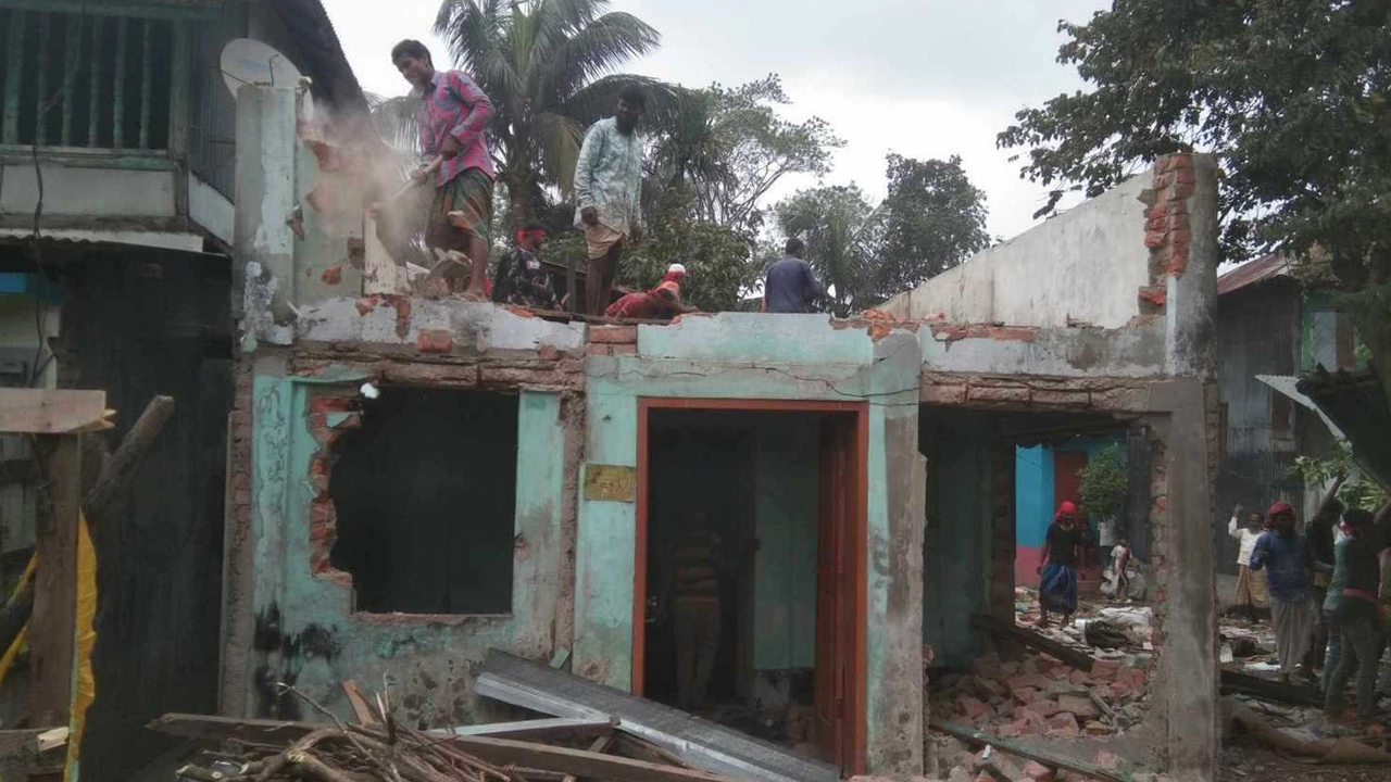 আদালতের নির্দেশে ঘর ভাঙার কাজ শুরু করা হয়। ছবি : কালবেলা