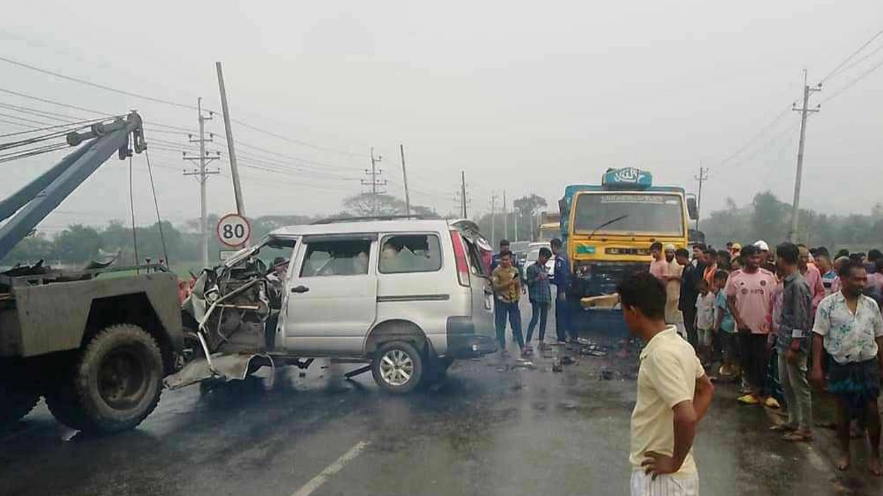 নরসিংদীতে ট্রাকের সঙ্গে মাইক্রোবাসের মুখোমুখি সংঘর্ষের ঘটনা ঘটে। ছবি : কালবেলা