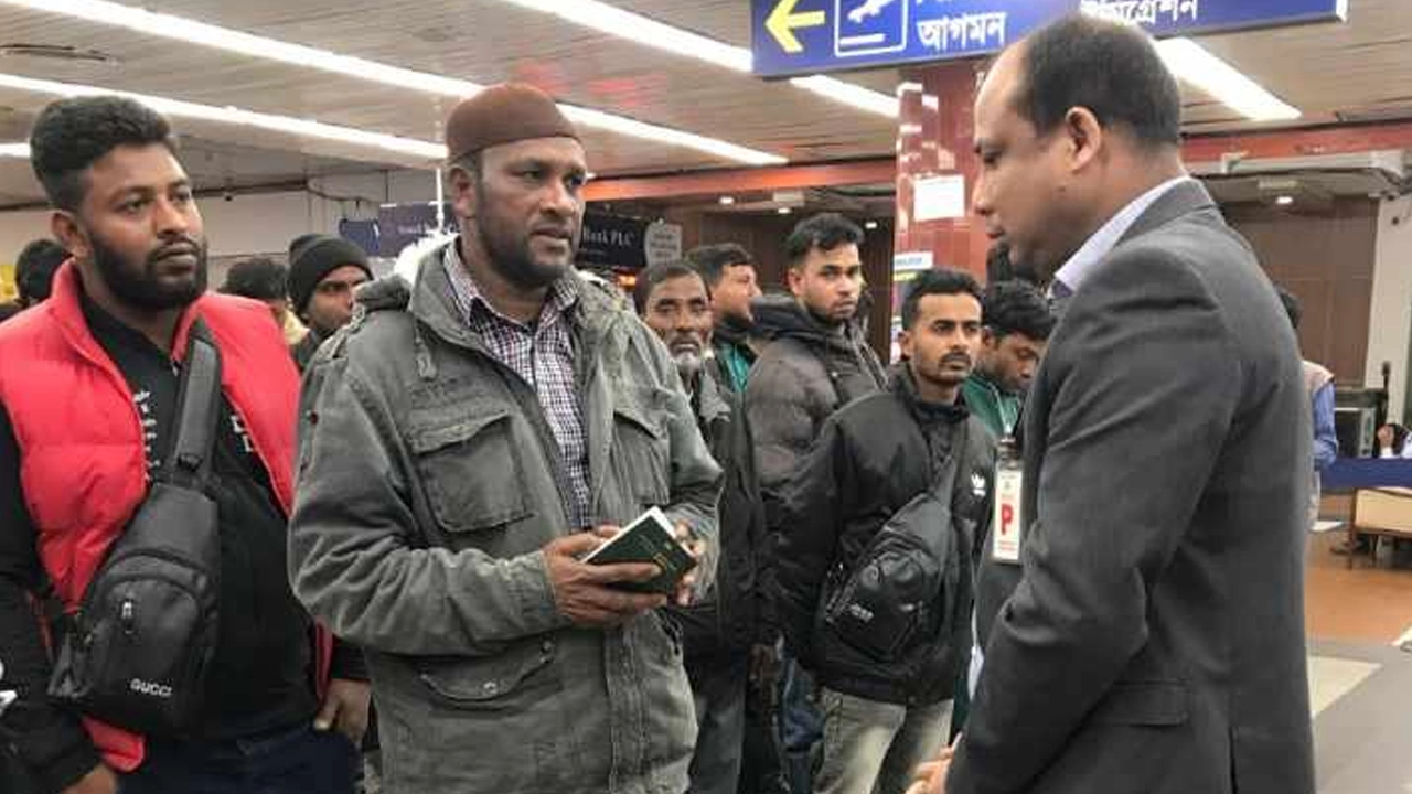 বিমানবন্দরে পররাষ্ট্র মন্ত্রণালয়ের পরিচালক (কল্যাণ) মোস্তফা জামিল খান লিবিয়া ফেরত অভিবাসীদের খোঁজখবর নেন। ছবি : সংগৃহীত