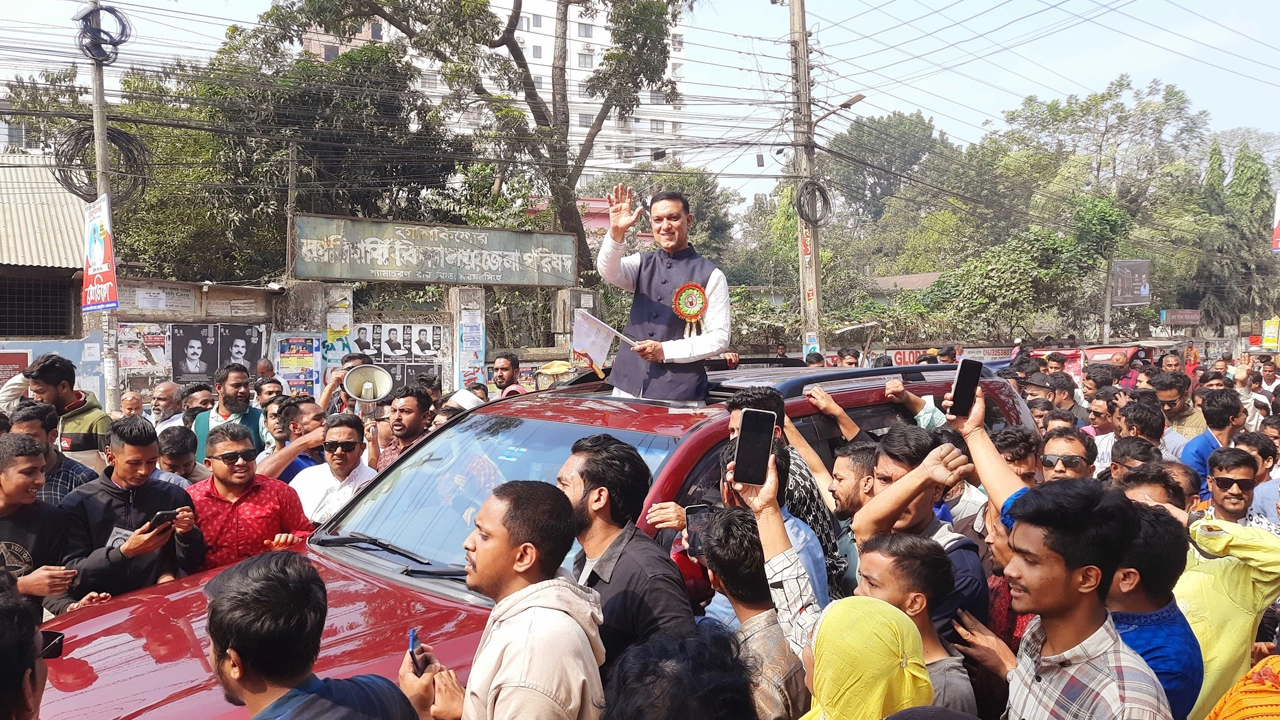প্রতীক বরাদ্দ ঘিরে প্রার্থীদের ঘিরে সমর্থকদের উল্লাস। ছবি: কালবেলা