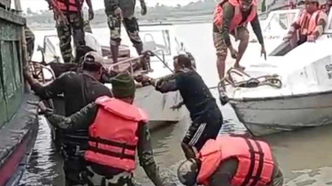 উদ্ধার অভিযানে বিএসএফ। ছবি : কালবেলা