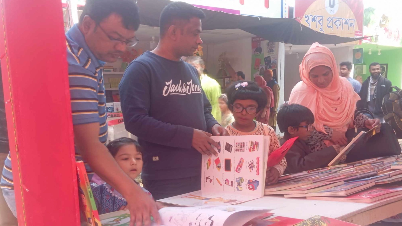শিশু সন্তানদের নিয়ে বইমেলা প্রাঙ্গণে অভিভাবকরা। ছবি : কালবেলা
