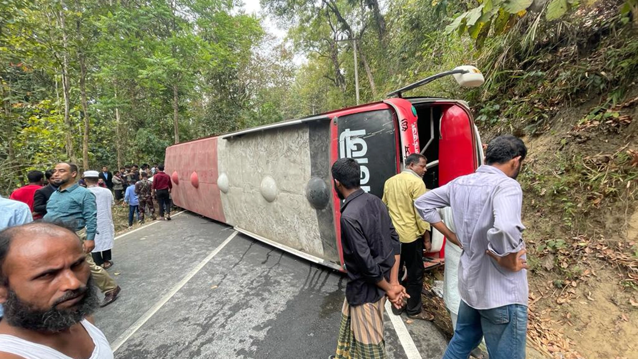 উল্টে যাওয়া বাসে উদ্ধার অভিযান। ছবি: কালবেলা