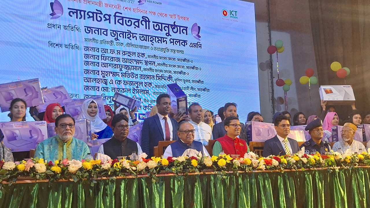 সাতক্ষীরা জেলা শিল্পকলা একাডেমিতে পুরস্কার বিতরণ অনুষ্ঠানে অতিথিরা। ছবি : কালবেলা