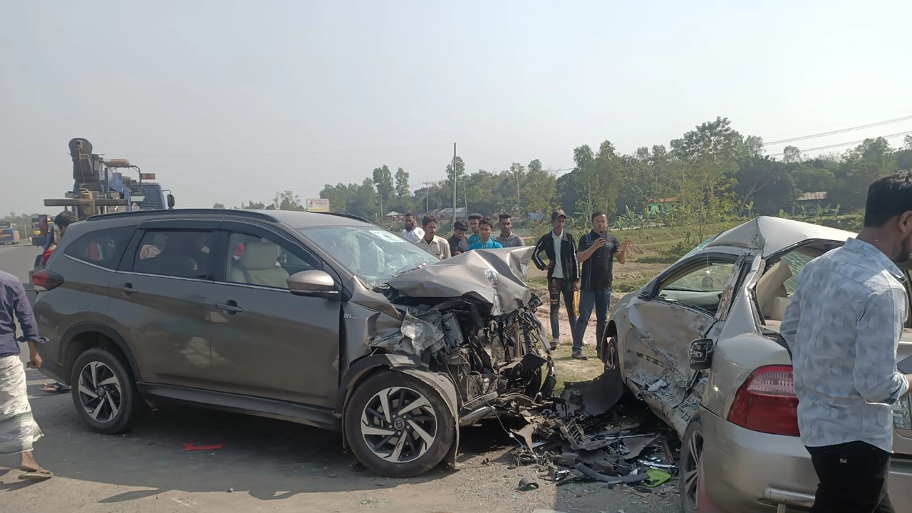দুর্ঘটনায় দুমড়েমুচড়ে যাওয়া প্রাইভেটকার। ছবি : কালবেলা