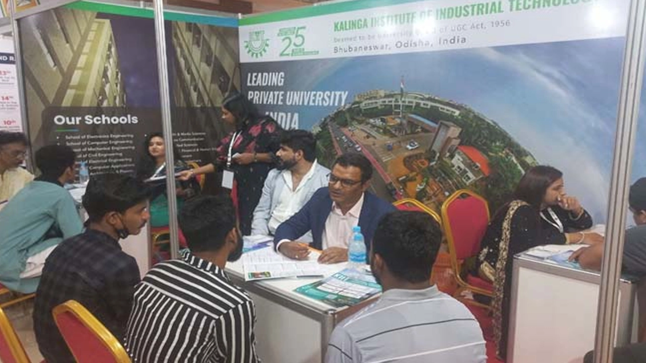 স্টাডি ইন ইন্ডিয়া এক্সপোতে শিক্ষার্থীরা। ছবি : কালবেলা