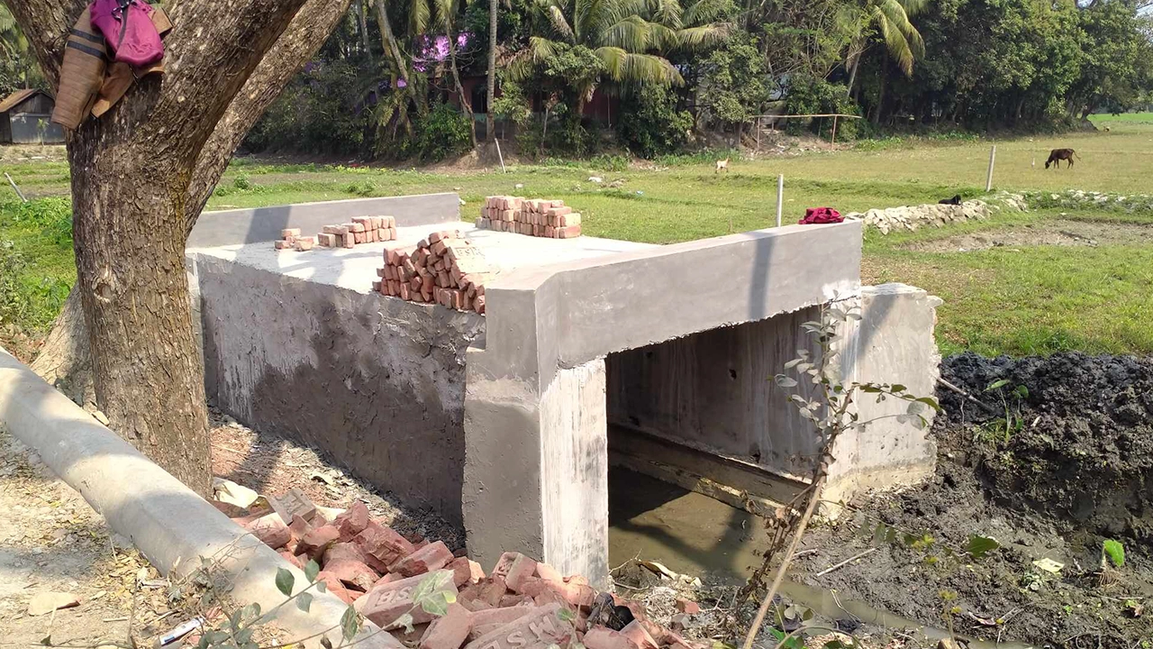 রাস্তা ছাড়াই নির্মিত ব্রিজ। ছবি : কালবেলা