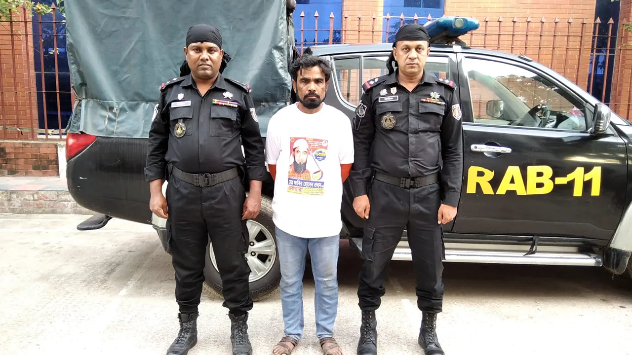 ২৩ বছর পলাতক থেকে হত্যা মামলায় সাজাপ্রাপ্ত আসামি নজরুল মাঝিকে গ্রেপ্তার করে র‌্যাব। ছবি : কালবেলা