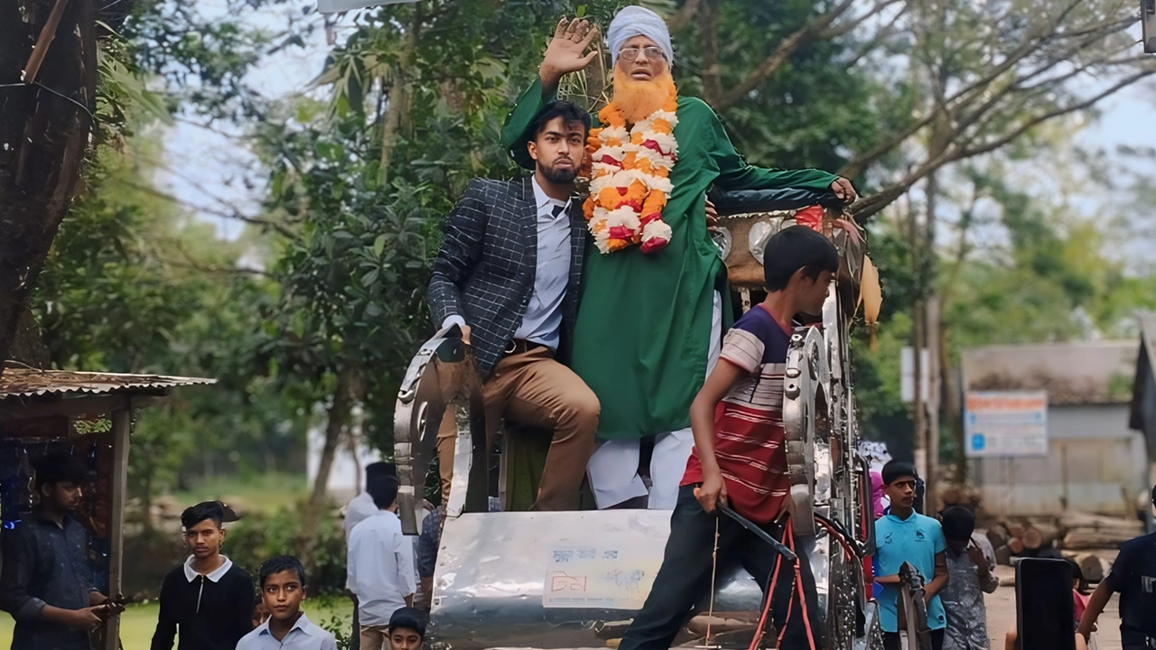 শিক্ষক মোহাম্মদ মোশাররফ হোসাইনকে ঘোড়ার গাড়িতে বসিয়ে বিদায় জানালেন শিক্ষার্থীরা। ছবি : কালবেলা