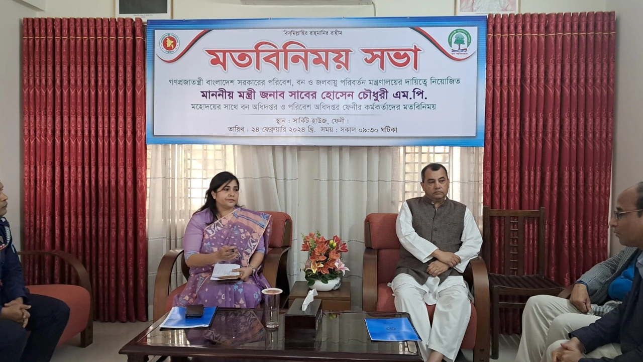 ফেনীর সার্কিট হাউসে পরিবেশ, বন ও জলবায়ু পরিবর্তনমন্ত্রী সাবের হোসেন চৌধুরী। ছবি : কালবেলা