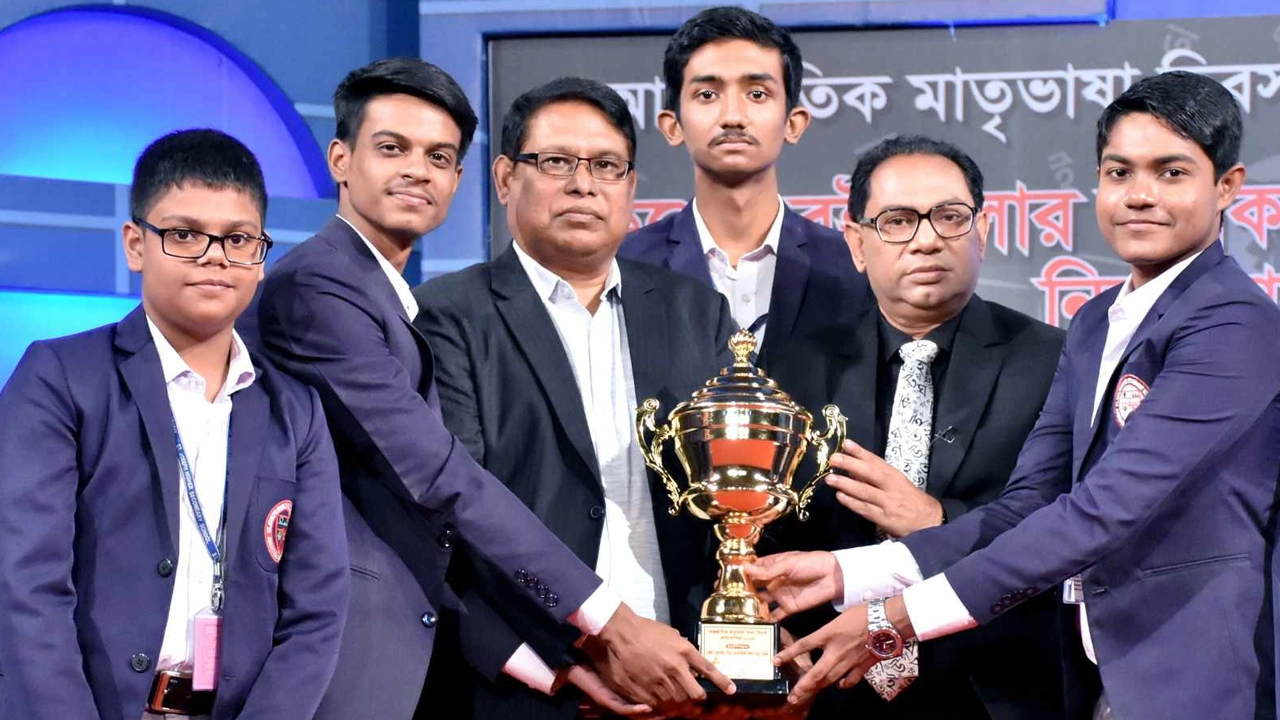 বিএফডিসি আয়োজিত বিতর্ক প্রতিযোগিতায় বিজয়ীদের হাতে পুরস্কার তুলে দেন সংস্কৃতি মন্ত্রণালয়ের সচিব খলিল আহমদ। ছবি : সংগৃহীত