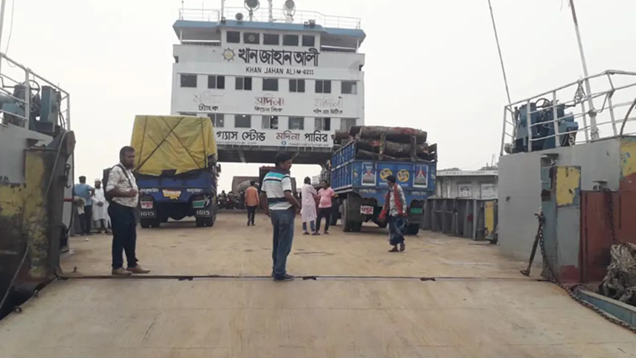 অন্য দিনের তুলনায় রাজবাড়ী গোয়ালন্দের দৌলতদিয়া ঘাটে ফেরি চলাচলে কোনো চাপ নেই। ছবি : কালবেলা