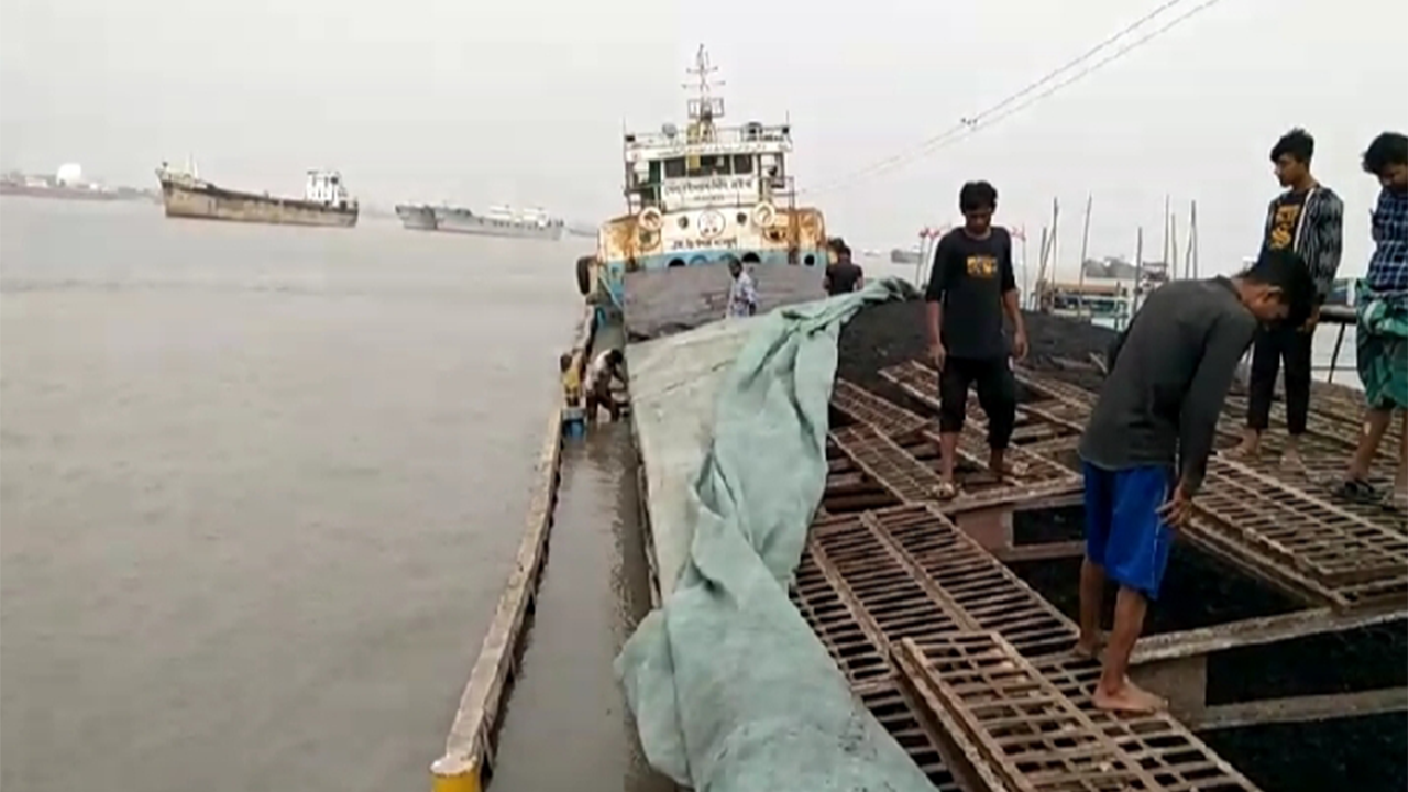 দুর্ঘটনাকবলিত জাহাজ। ছবি : কালবেলা
