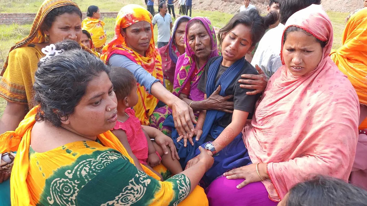 খবর পেয়ে নিহত শার‌মিনের আত্মীয় ও প্রতিবেশীরা আহাজারি করছেন। ছবি : কালবেলা