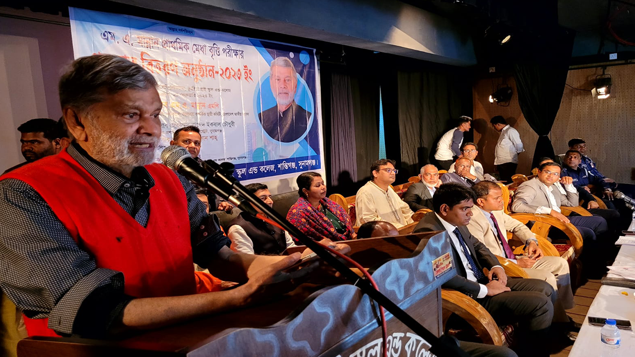 মেধাবৃত্তির পুরস্কার বিতরণী অনুষ্ঠানে বক্তব্য দেন এম এ মান্নান। ছবি : কালবেলা