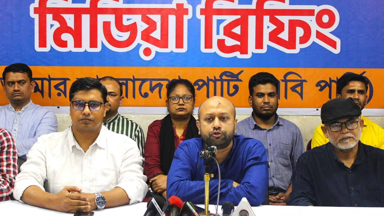এবি পার্টির কেন্দ্রীয় দপ্তরে আয়োজিত ব্রিফিংয়ে কথা বলেন পার্টির যুগ্ম সদস্য সচিব ব্যারিস্টার আসাদুজ্জামান ফুয়াদ। ছবি : সংগৃহীত