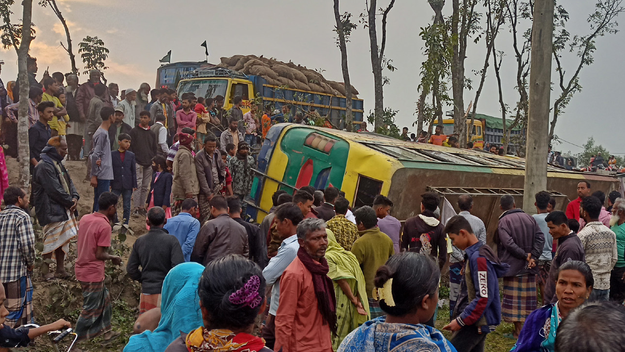 দুর্ঘটনায় উল্টে যাওয়া বাস। ছবি : কালবেলা
