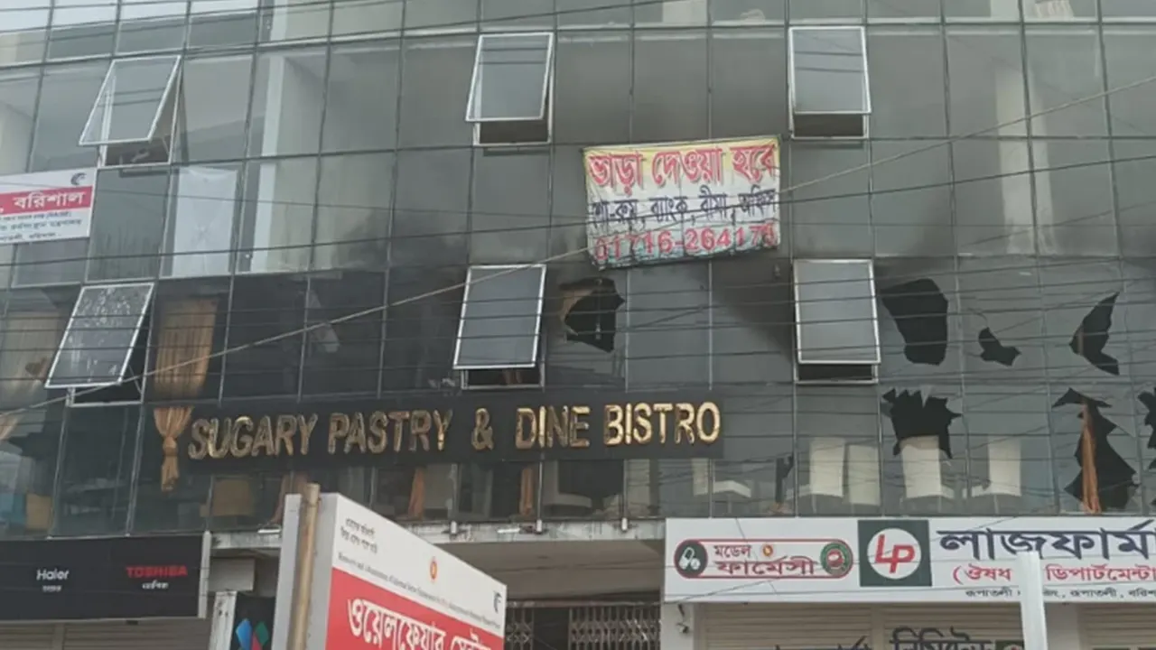 বরিশাল নগরীর রুপাতলী হাউসিং এলাকায় একটি রেস্টুরেন্টে অগ্নিকাণ্ডের ঘটনা ঘটে। ছবি : কালবেলা