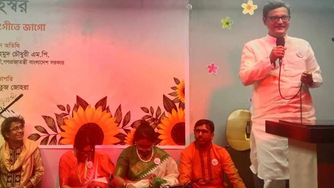 কুশলী ভবনে সাংস্কৃতিক সংগঠন 'গ্রহস্বর' এর সংগীতায়োজন 'সুরময় সংগীত জাগো'  অনুষ্ঠানে নৌপরিবহন  প্রতিমন্ত্রী  খালিদ মাহমুদ চৌধুরী। ছবি : সংগৃহীত
