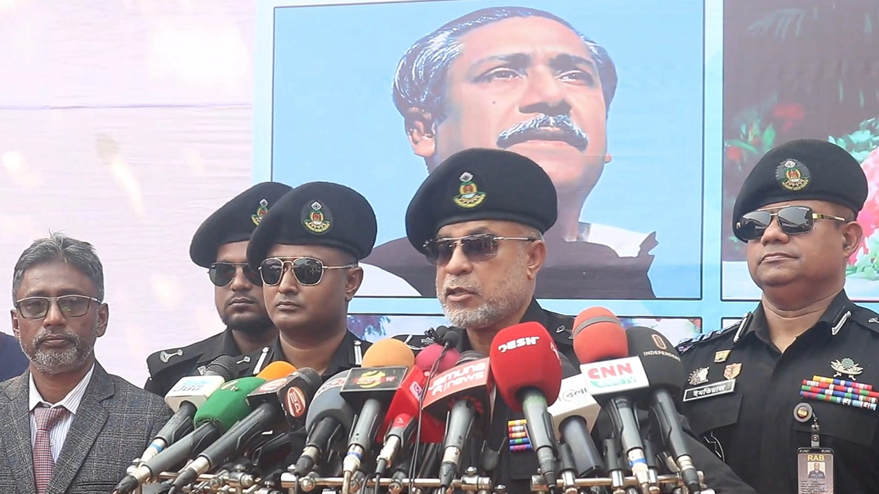 গোপালগঞ্জের কাশিয়ানী উপজেলায় শিক্ষার্থীদের বৃত্তি প্রদান ও সংবর্ধনা অনুষ্ঠানে র‍্যাব মহাপরিচালক এম খুরশীদ হোসেন। ছবি : কালবেলা