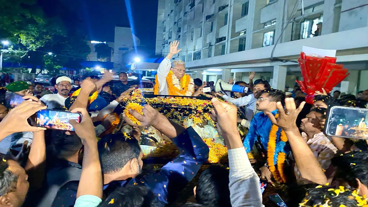 সাবেক স্বরাষ্ট্রমন্ত্রী আলতাফ হোসেনকে তাৎক্ষণিক সংবর্ধনা। ছবি : কালবেলা