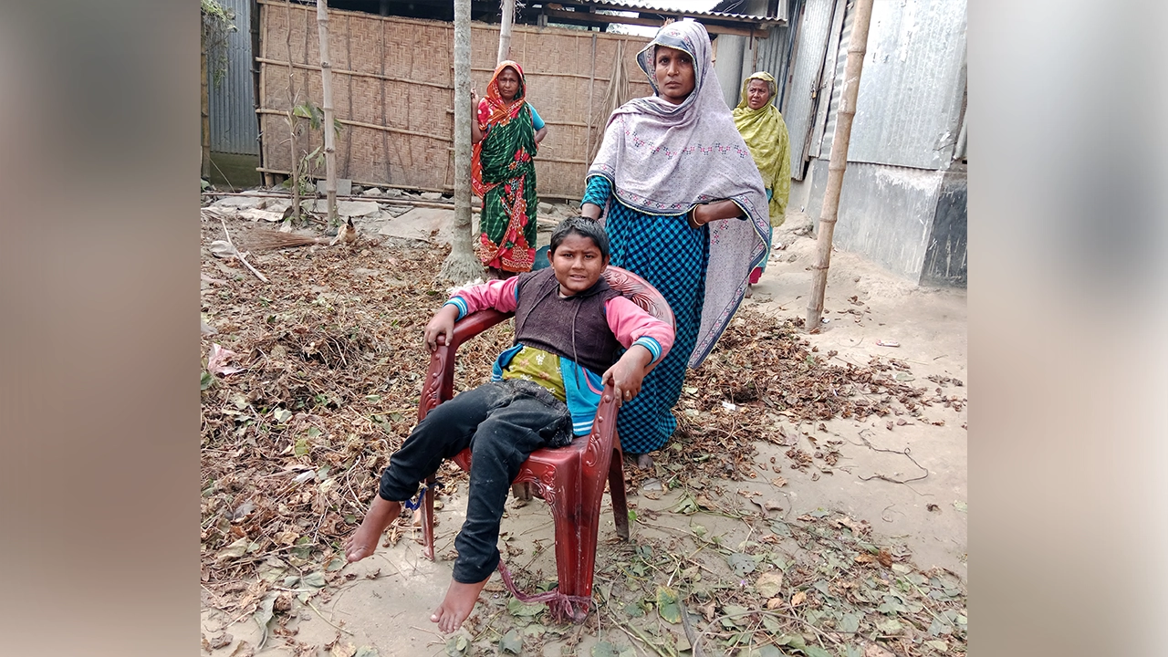 এভাবেই প্রতিদিন বেঁধে রাখা হয় সাথীকে। ছবি : কালবেলা