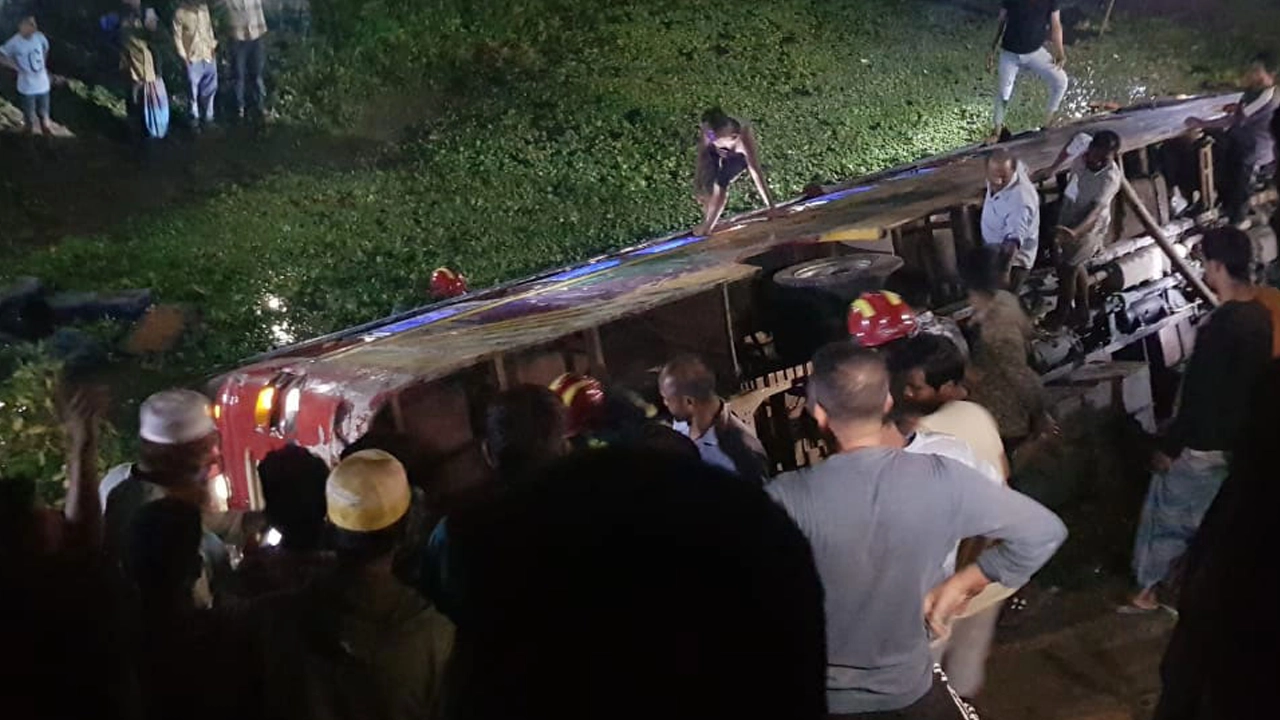 নিয়ন্ত্রণ হারিয়ে খাদে পড়া যাত্রীবাহী বাস। ছবি : সংগৃহীত