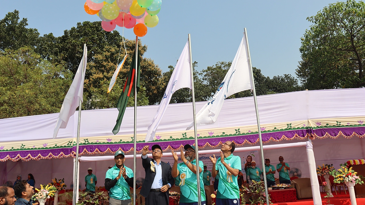 বেলুন উড়িয়ে বার্ষিক ক্রীড়া প্রতিযোগিতার উদ্বোধন করা হয়। ছবি : সৌজন্য
