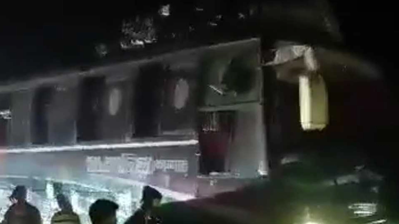 দুর্ঘটনাকবলিত বাস। ছবি : কালবেলা
